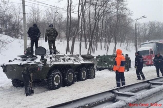 Столиця відкопується під снігу