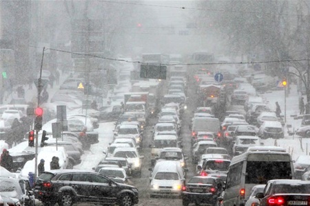 Снегопад, который парализовал Киев, идет на Москву