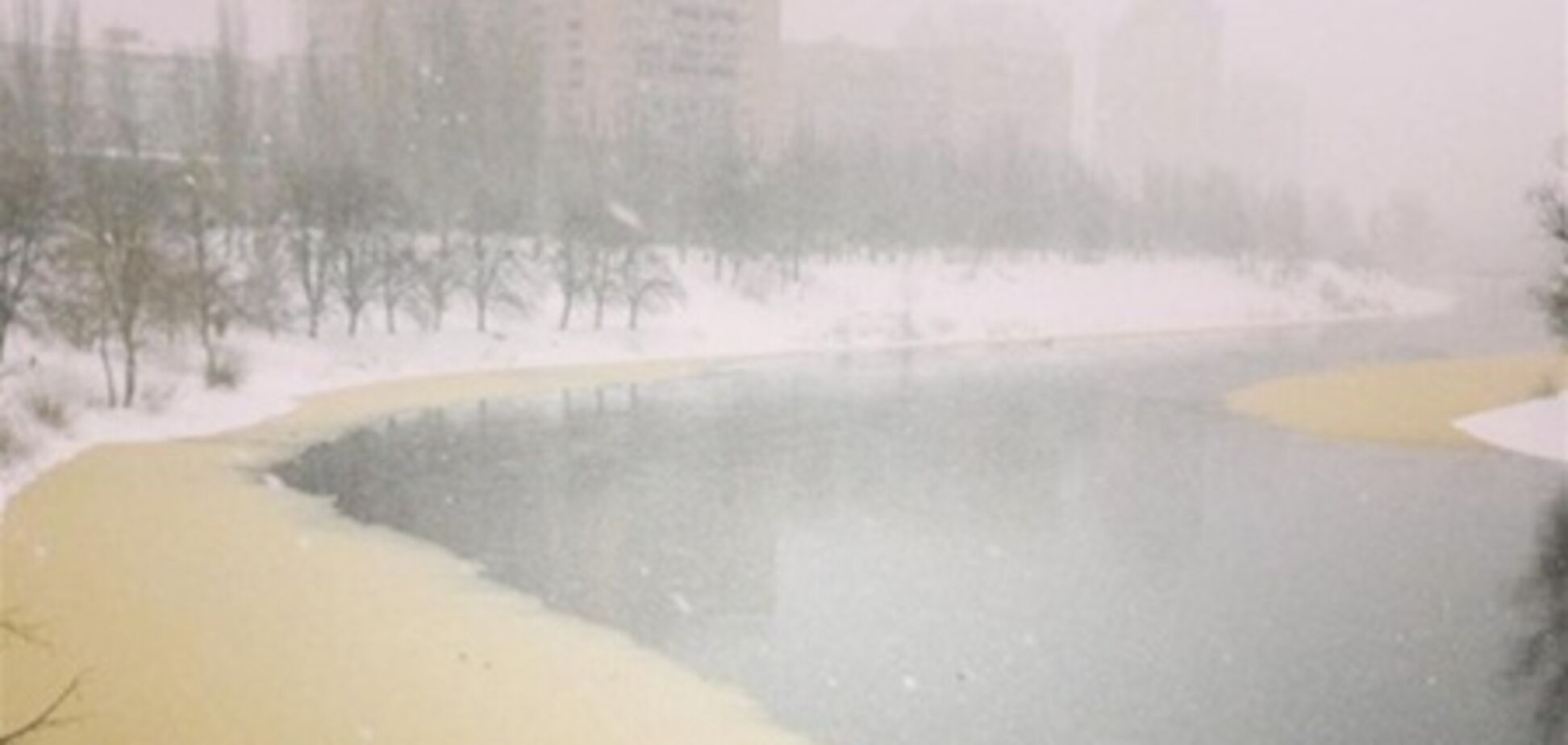 Русановский канал в Киеве пожелтел