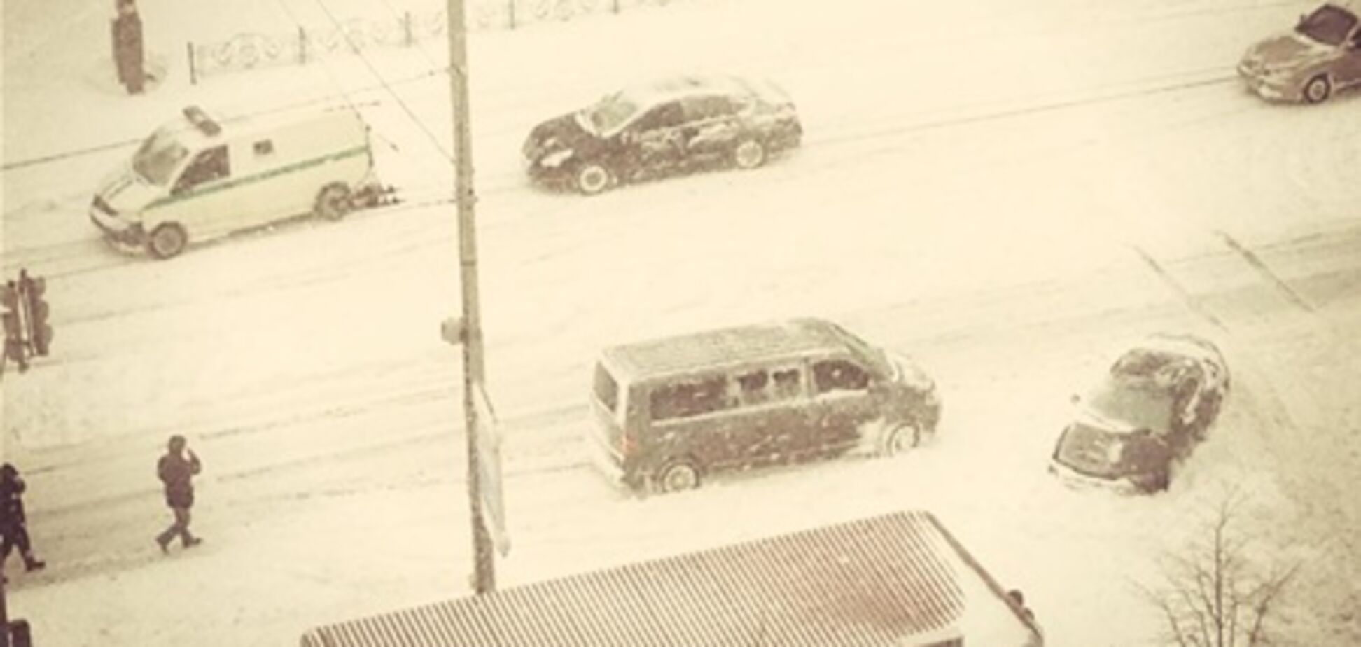 Через сніг прямо на вулиці кинули інкасаторську машину. Фото