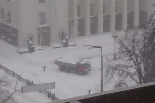 Во всем Киеве снег решили убрать прежде всего под Радой