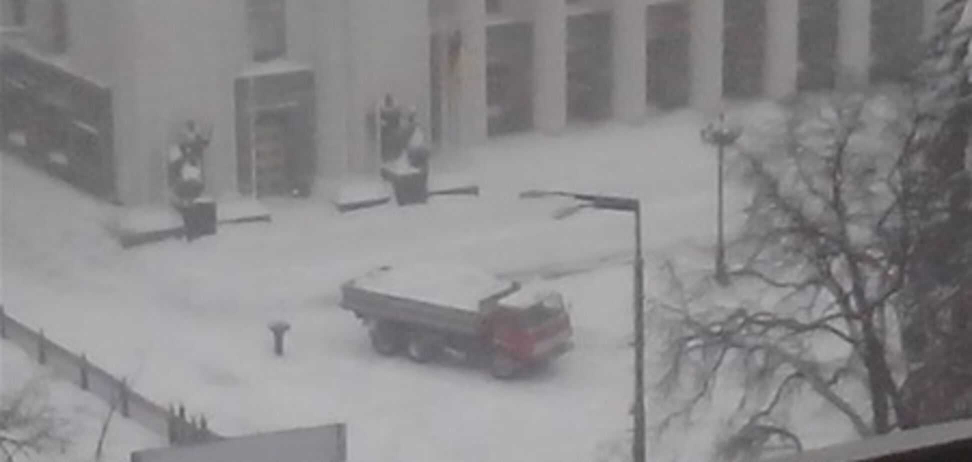 У всьому Києві сніг вирішили прибрати насамперед під Радою