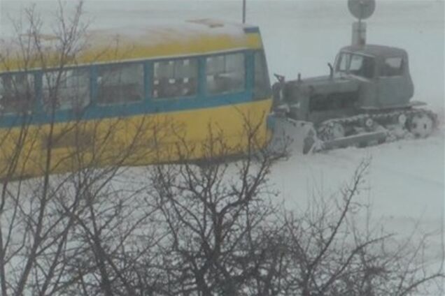 Трактор толкает трамвай, застрявший в киевских сугробах. Видео
