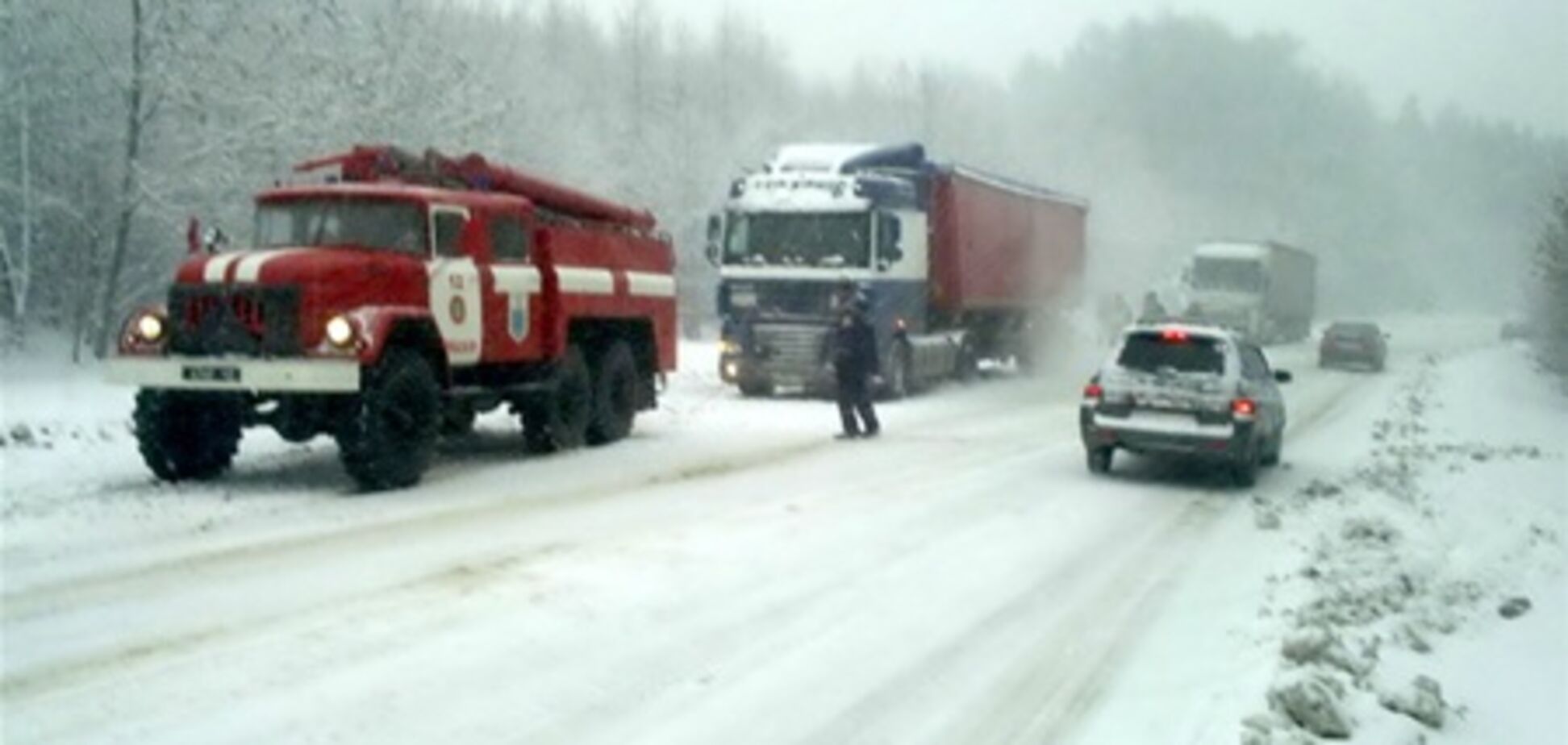 Снігопад завалив проїзд до майже 500 населеним пунктам 