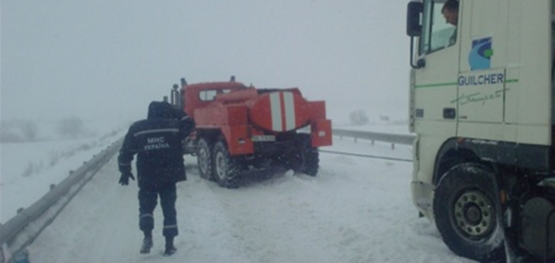 На Львовщине из снежных заносов освободили 400 авто
