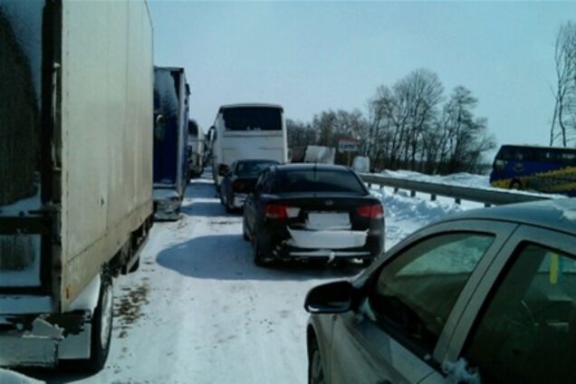 Водителям, застрявшим в пробках на Киевщине, подвозят топливо
