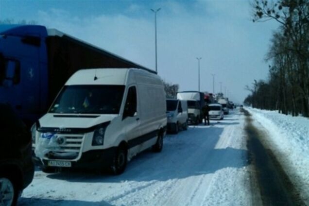 На трасі Київ-Житомир утворилася пробка в 70 км