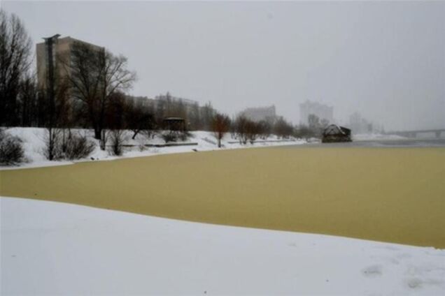 'Киевводоканал' установил происхождение желтых пятен на Днепре