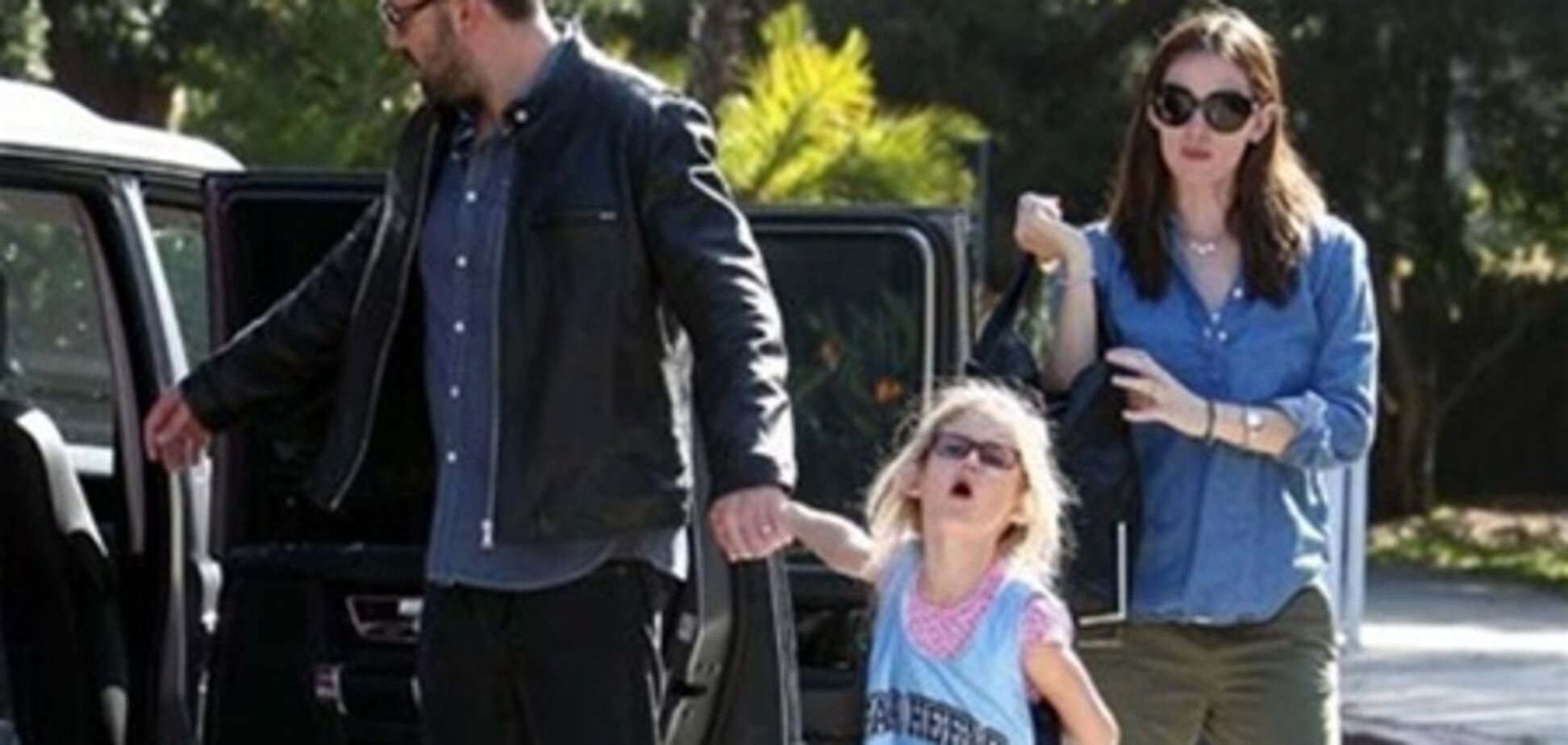 Семейство Аффлек-Гарнер спешит на баскетбол. Фото