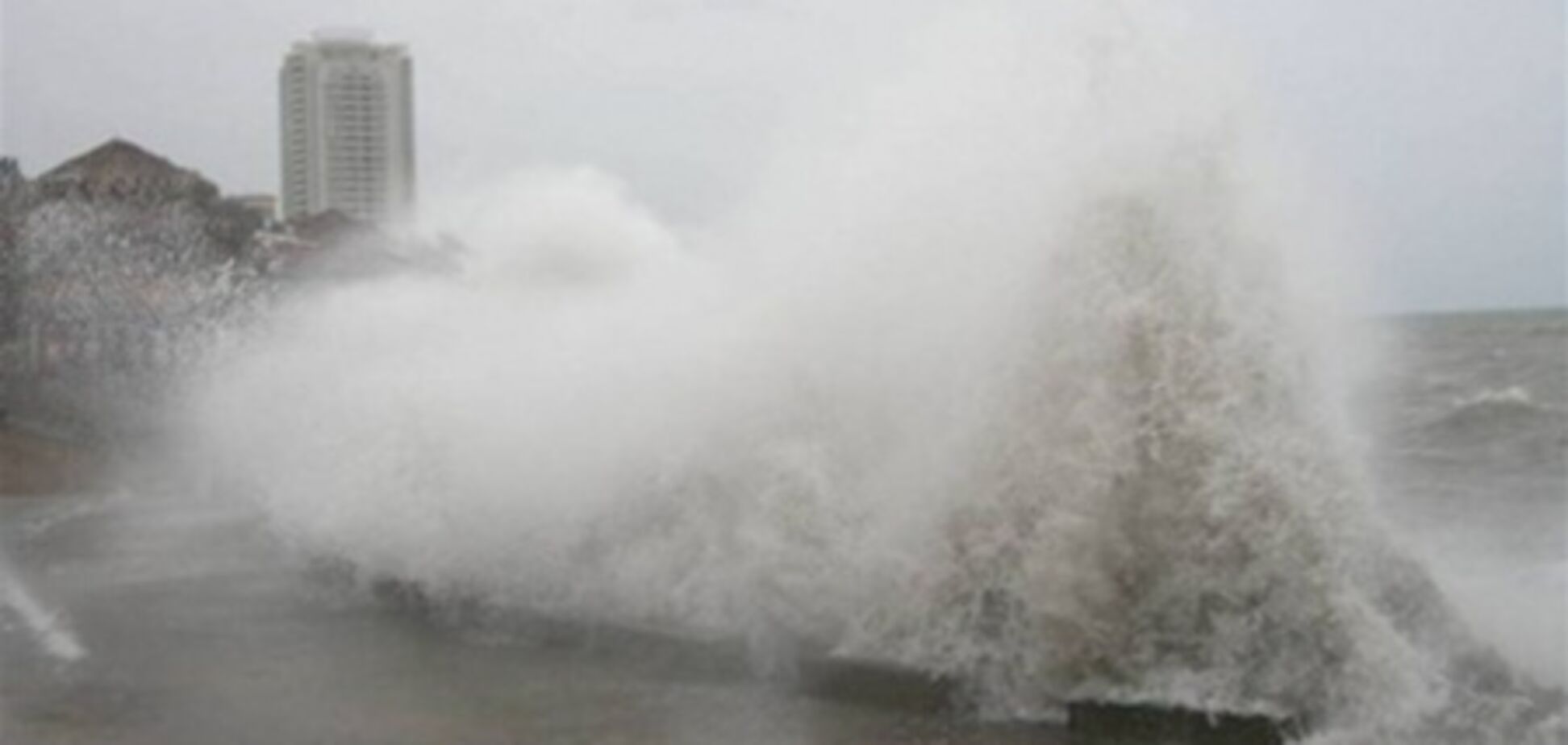 В Сочи полицейских смыло в море во время шторма. Видео