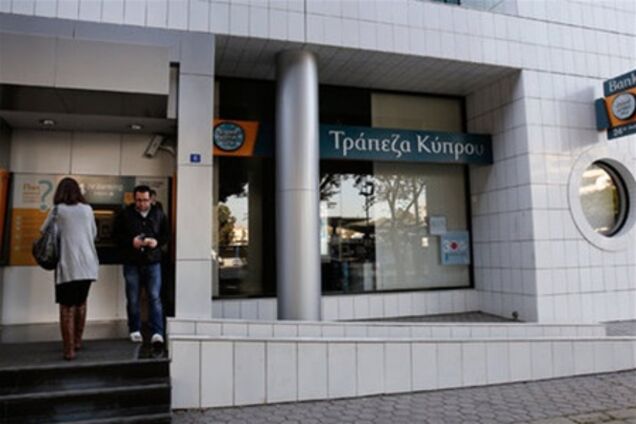 Почти все банки Кипра возобновят работу во вторник