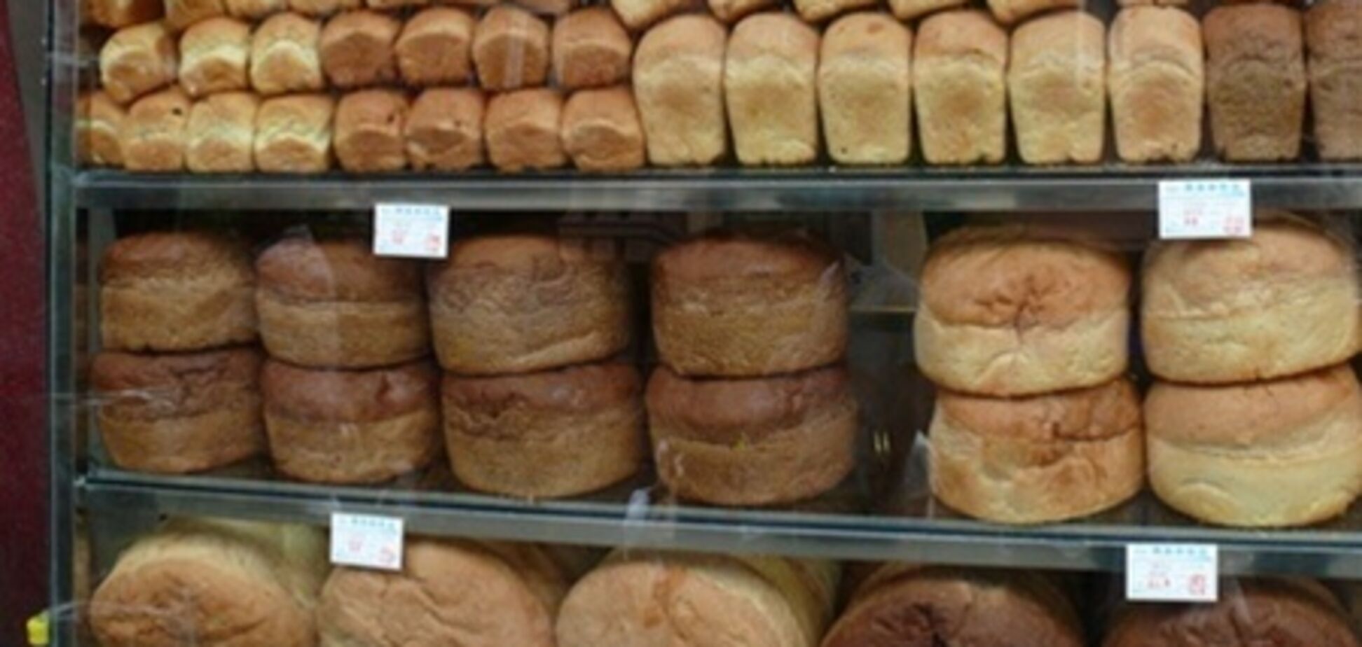 Азаров побачив, що в магазинах Києва проблеми з хлібом
