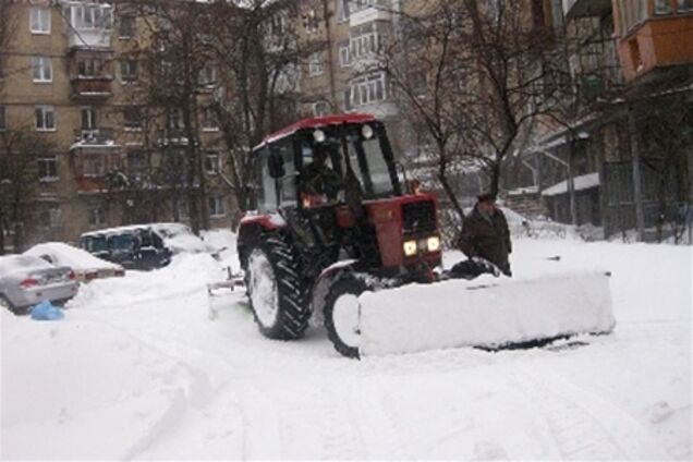 Из Киева тоннами вывозят снег