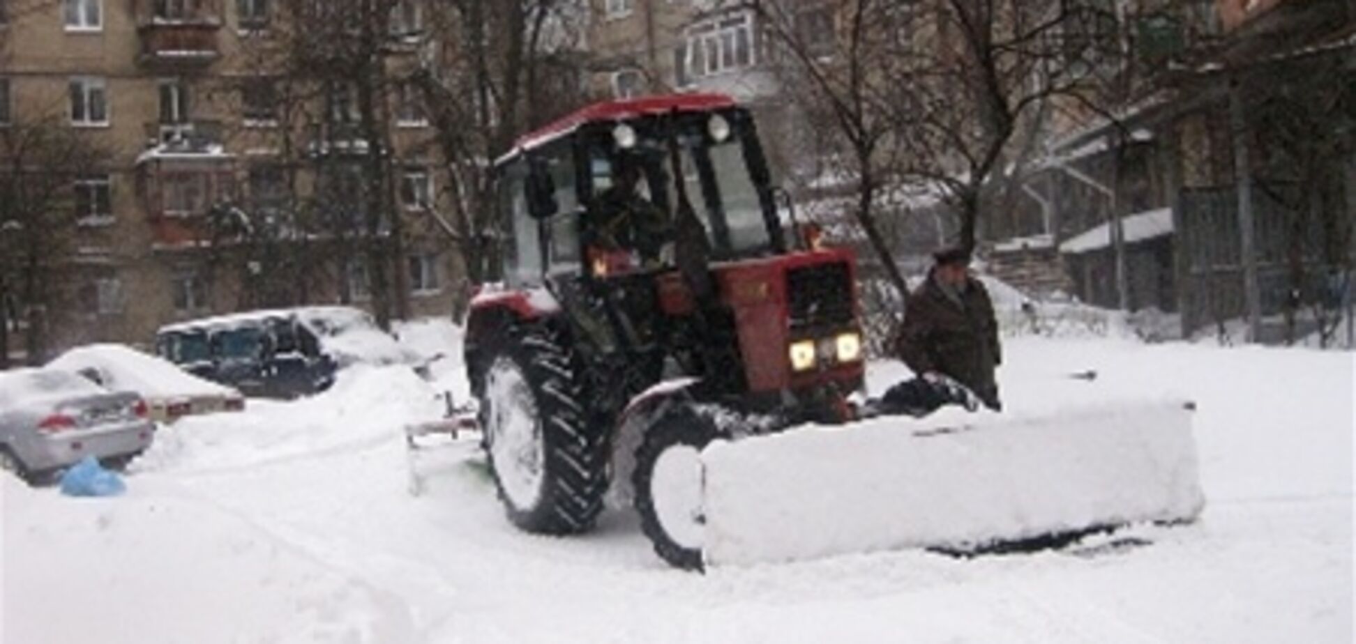 Из Киева тоннами вывозят снег