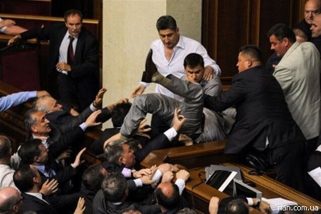 Из 100 рабочих дней депутаты работали только 8. Видео