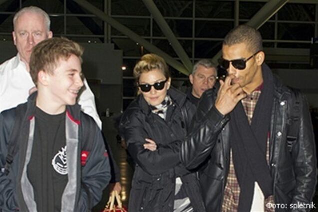 Мадонна прибыла в Нью-Йорк в мужской компании. Фото