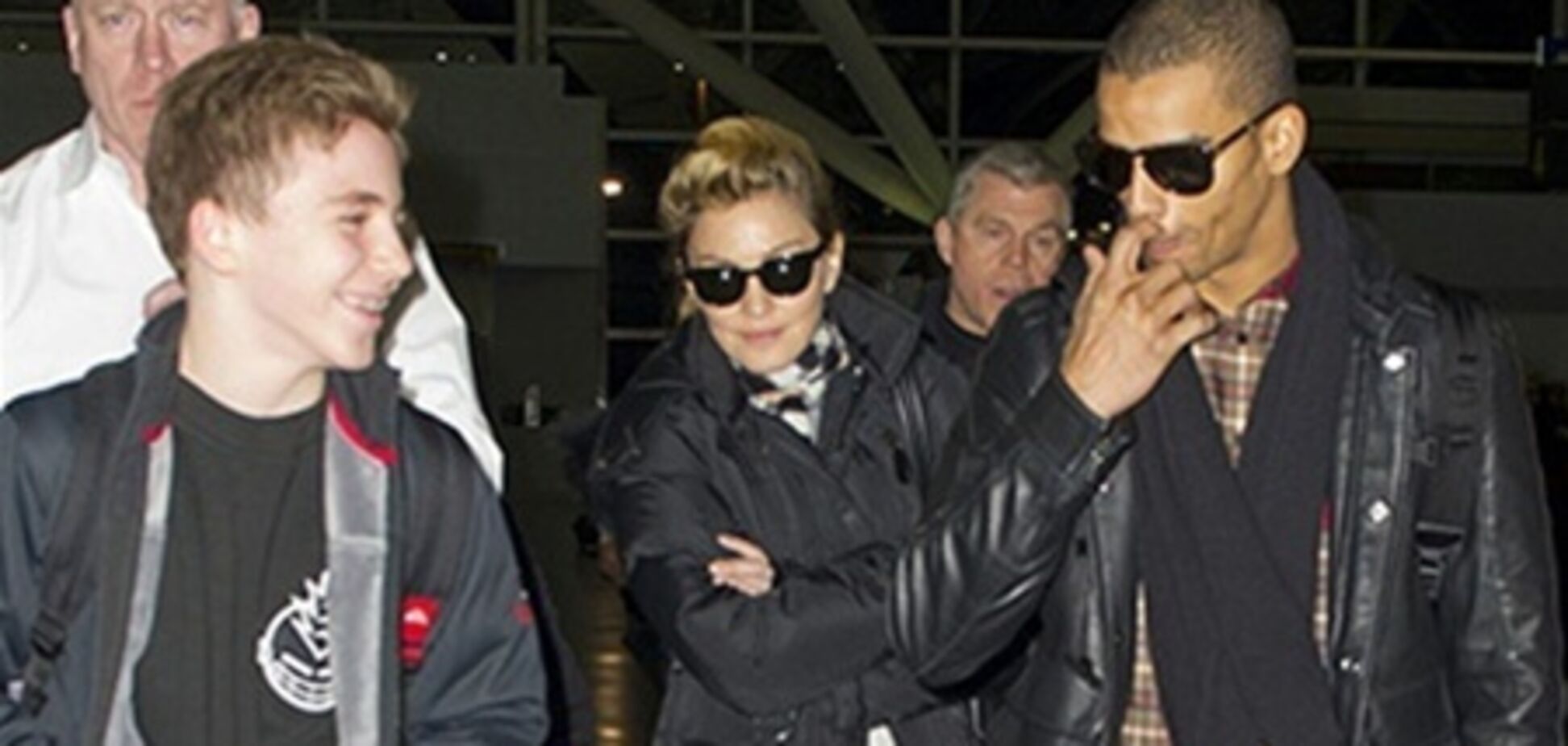 Мадонна прибыла в Нью-Йорк в мужской компании. Фото