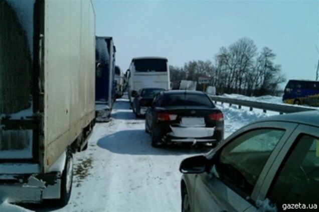 Работники ГосЧС избили волонтеров, освобождающих авто от снега