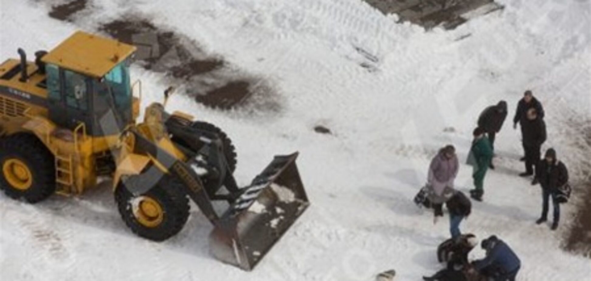 В Киеве трактор, убирая снег, убил пешехода. Фото