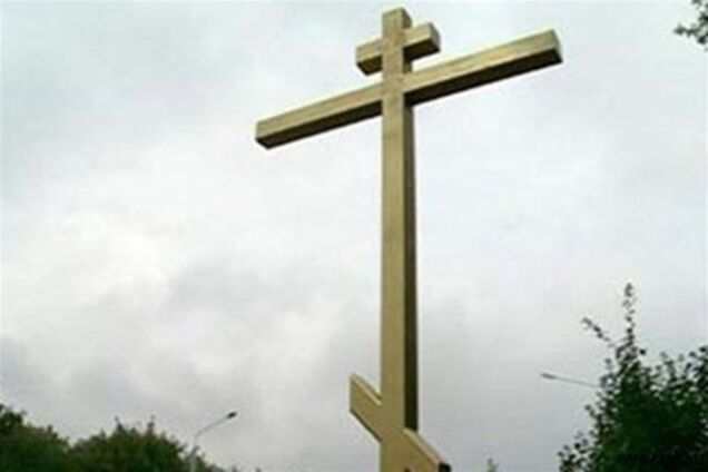 Поліція розслідує спилювання поклінного хреста в Москві