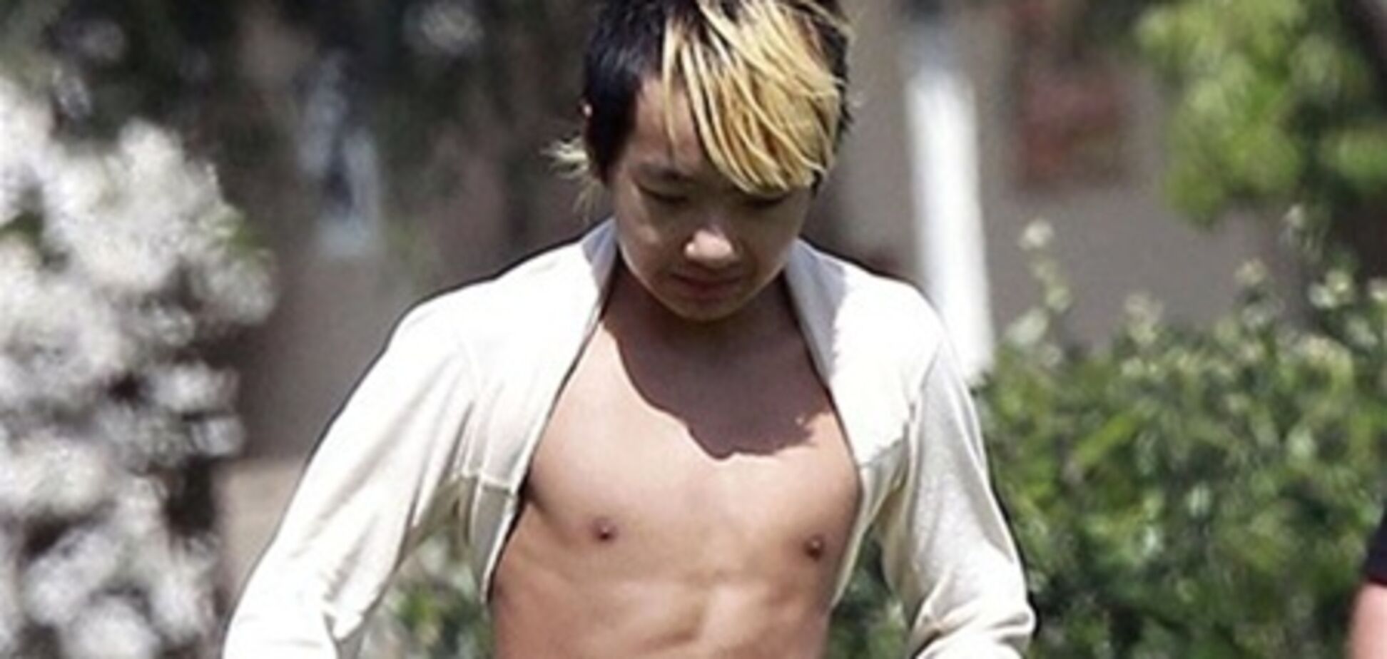 Мэдокс Джоли-Питт увлекся футболом. Фото