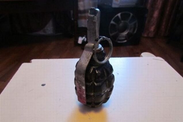 П'яний безбілетник погрожував підірвати муляжем гранати поїзд