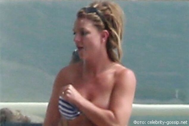 Бритни Спирс щеголяет в бикини. Фото