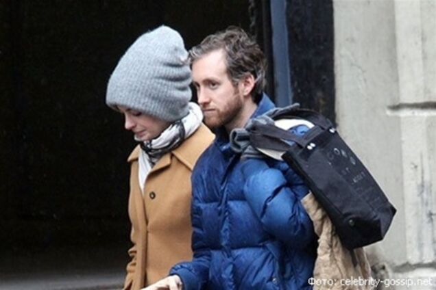 Энн Хэтэуэй носит огромную шапку. Фото