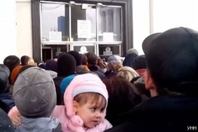 На 'Вокзальную' толпы пассажиров пускали только через одни двери