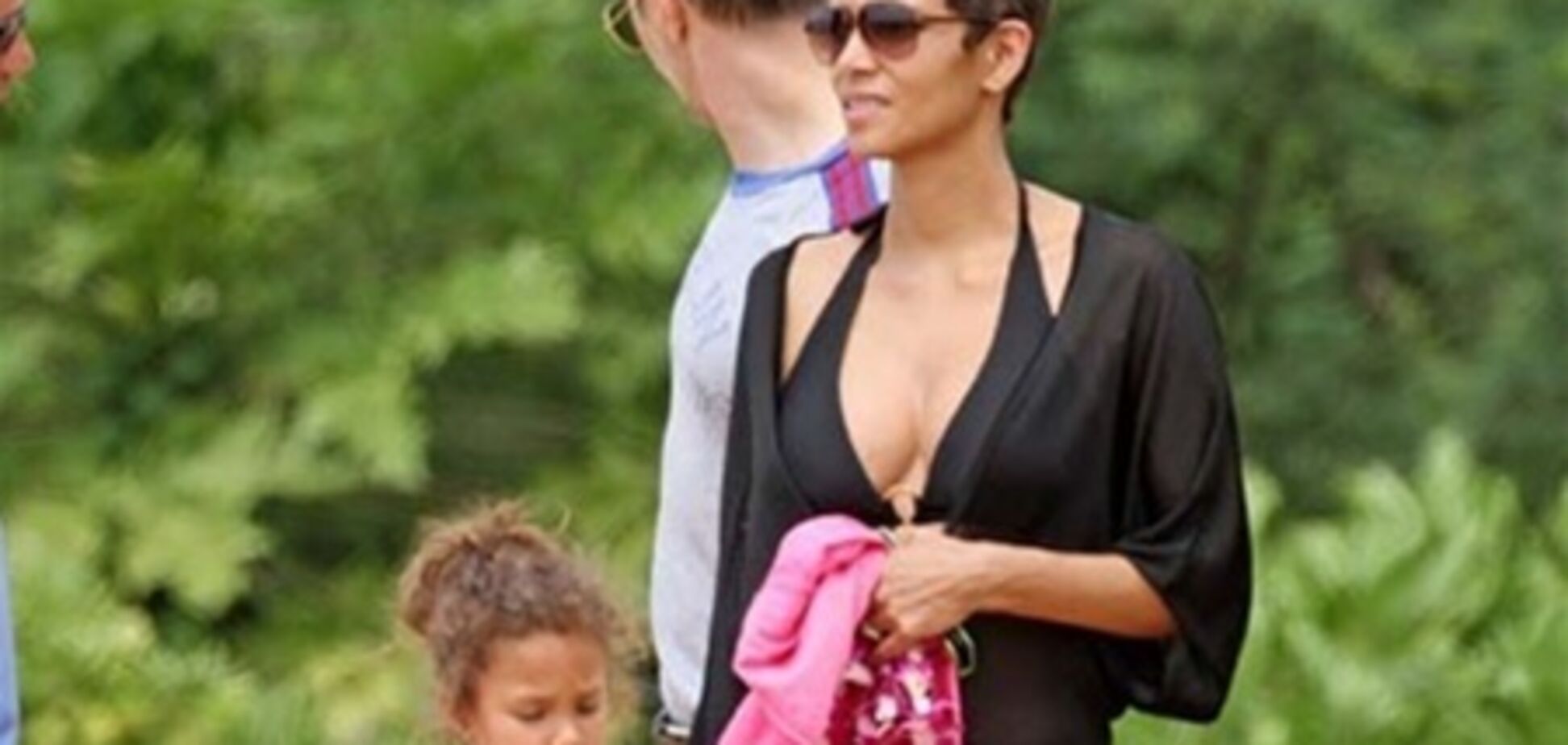 Холли Берри отдыхает на Гавайях с семьей. Фото