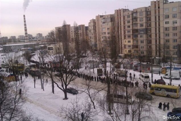 Жители Киева стоят в километровых очередях на маршрутки.  Видео