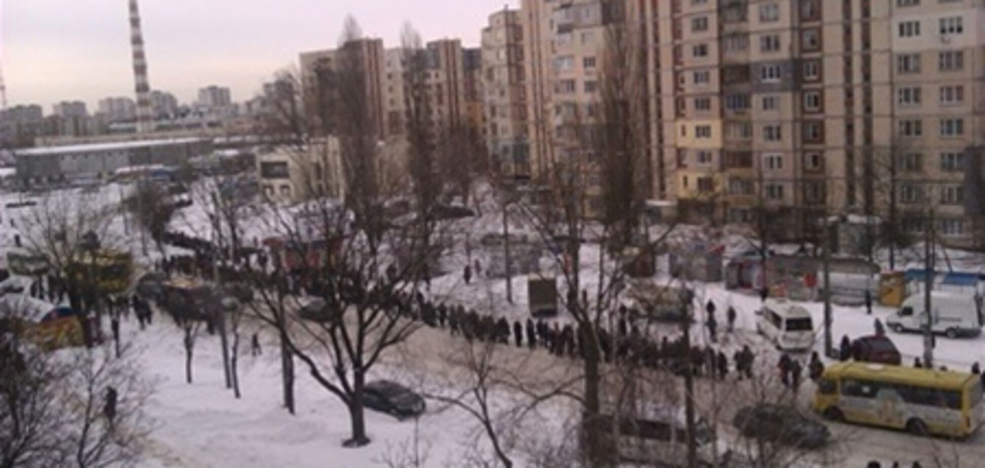 Жители Киева стоят в километровых очередях на маршрутки. Видео