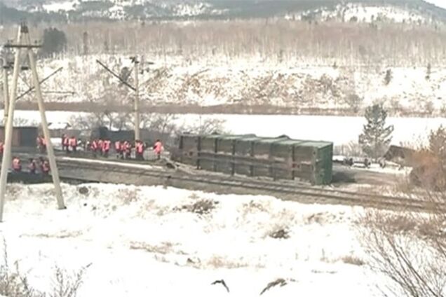 В Китае из-за оползня поезд сошел с рельсов