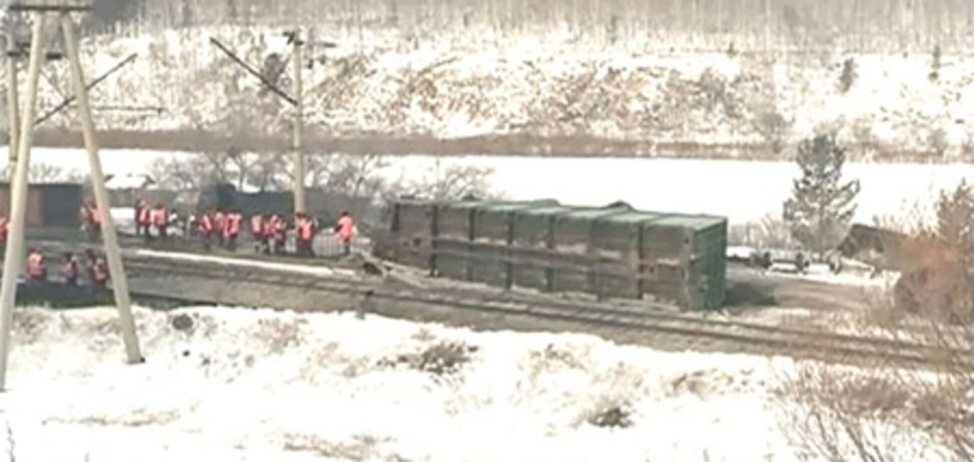 В Китае из-за оползня поезд сошел с рельсов