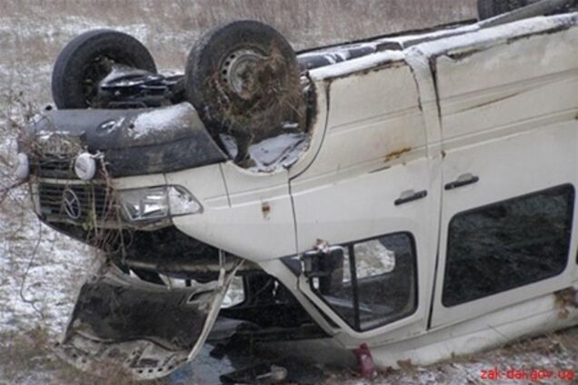 На Закарпатье перевернулся автобус с людьми