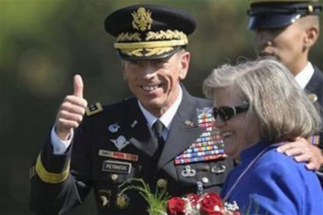 Экс-глава ЦРУ публично покаялся за измену жене