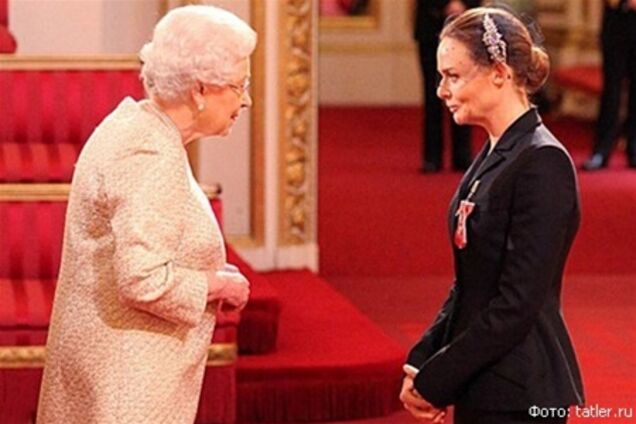 Елизавета II и принц Чарльз раздали награды. Фото