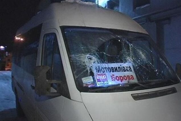 В Киеве хулиганы напали на маршрутку с пассажирами