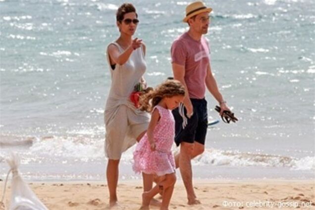 Холли Берри с семьей наслаждается прогулкой. Фото