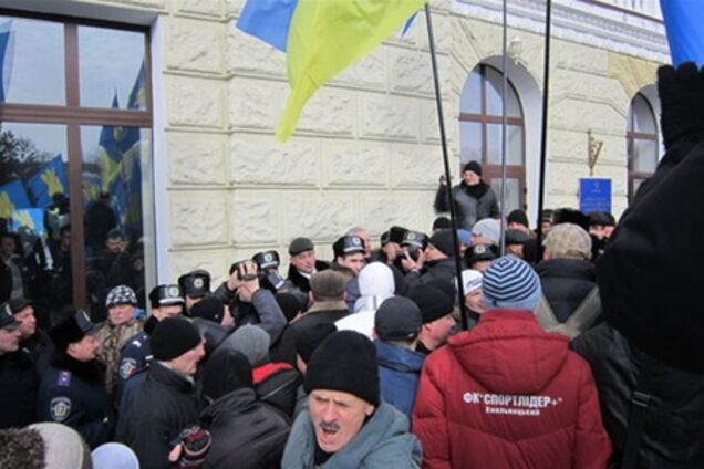 У Хмельницькому побилися свободівці і регіонали. Відео