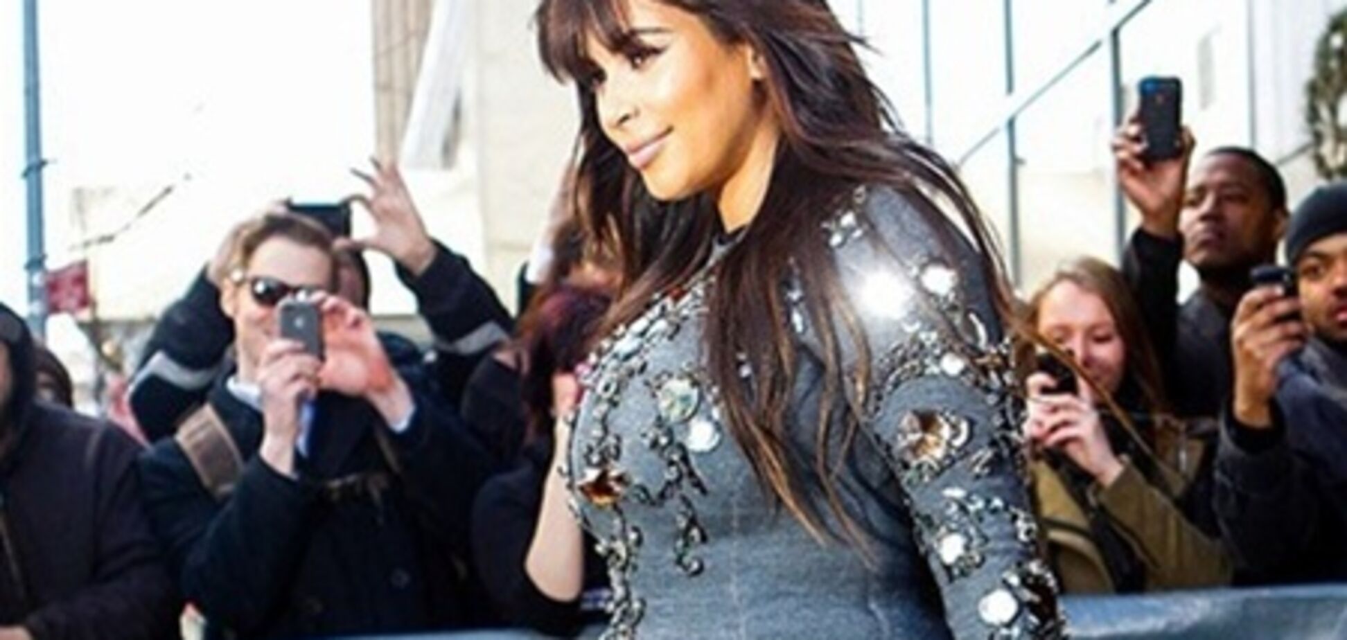 Кардашян нарядилась в пайетки и стразы на ленч. Фото