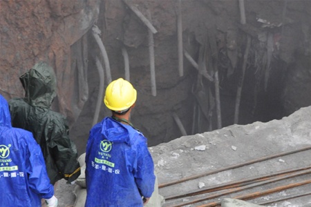 Мужчину засосало в 16-метровую дыру в земле. Фото. Видео