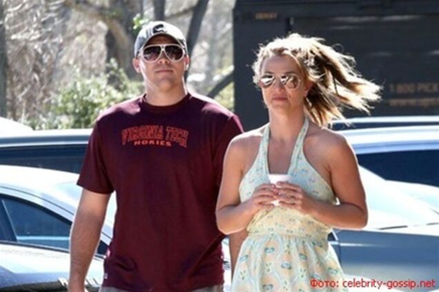 Новый бойфренд Спирс подписал договор о неразглашении