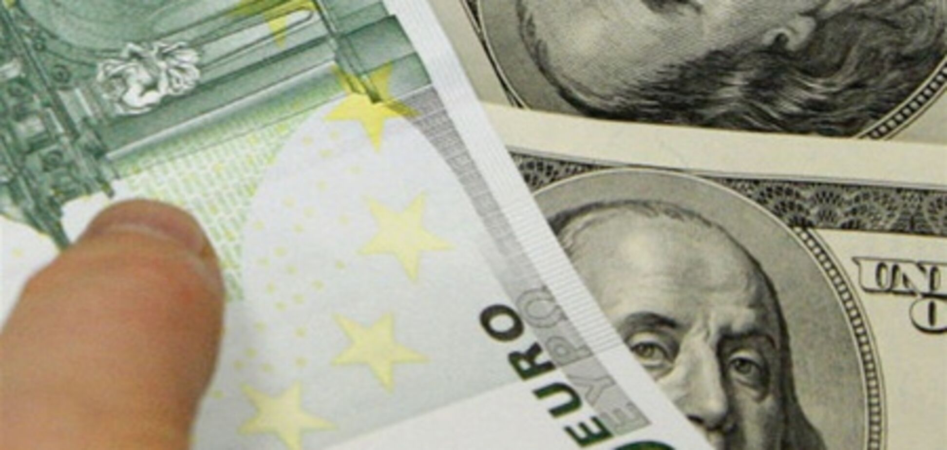 Евро растет к доллару на мировом рынке