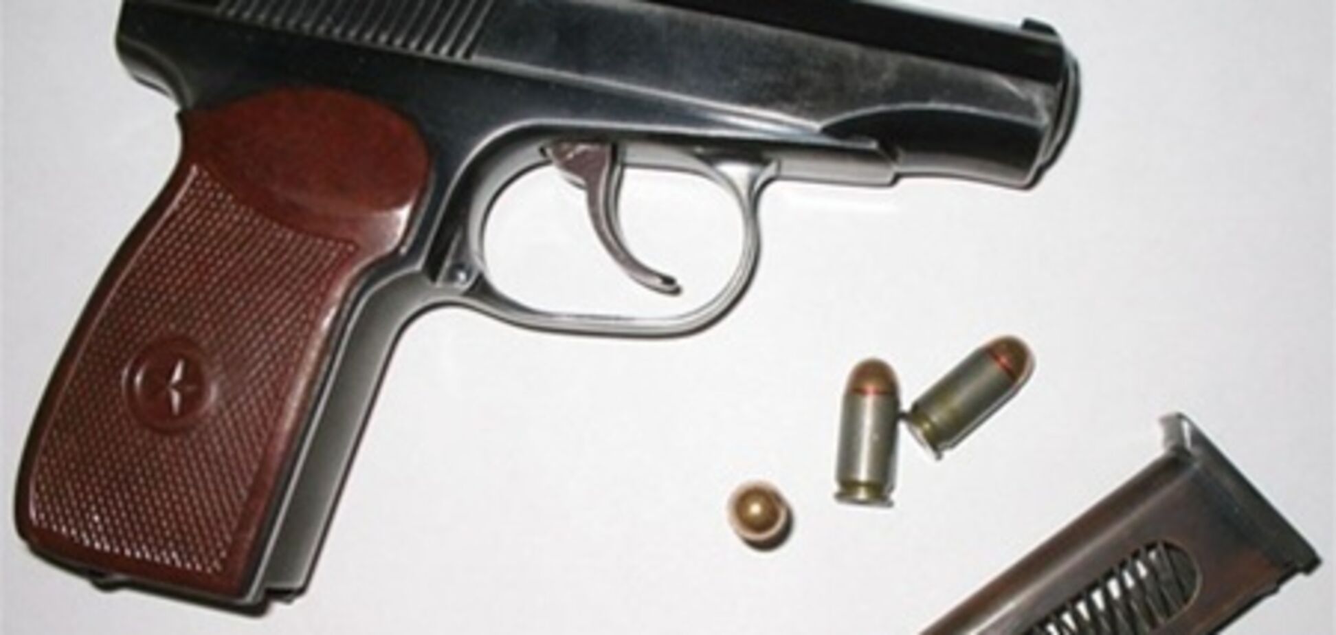 В Ривне пьяные с пистолетом угрожали убить охранника супермаркета