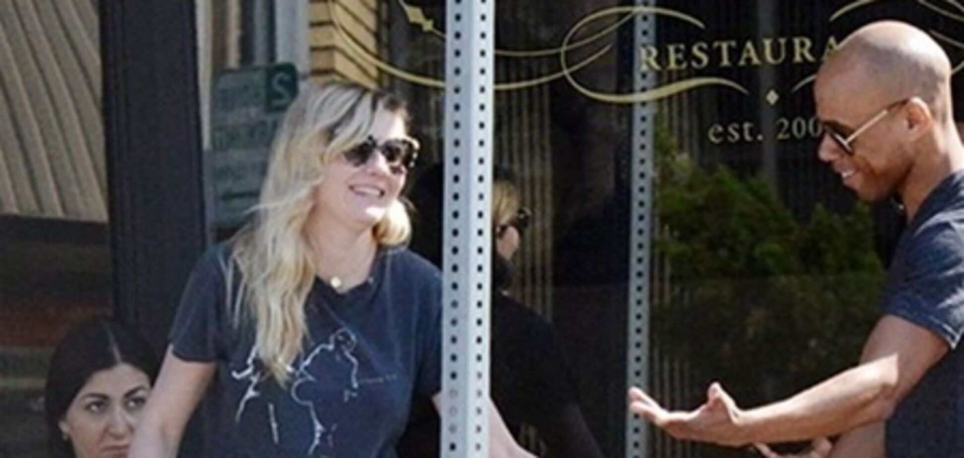 Кирстен Данст встретилась с друзьями в кафе. Фото