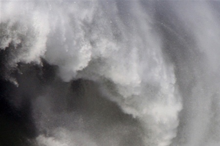 В Бразилии гигантская волна смыла шесть человек с пирса