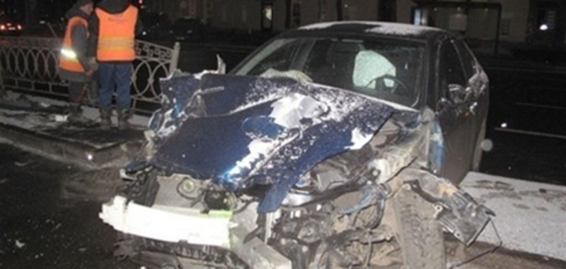 В центре Киева дипломатическая машина растрощила ограду. Фото