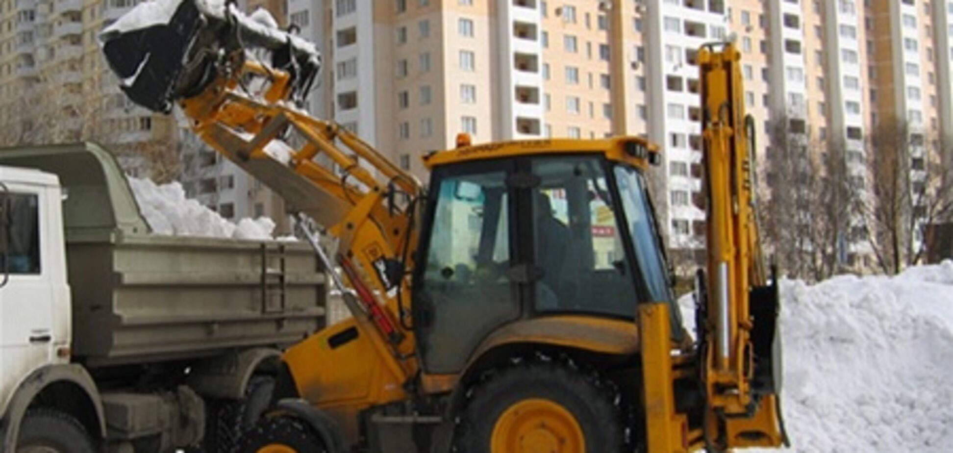 КГГА: столицу от снега уже чистят более 500 единиц техники