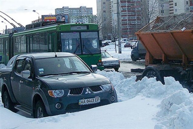 Киевские улицы уже подтапливает, но транспорту это не мешает - КГГА